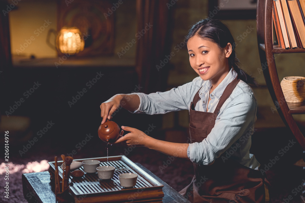 微笑的年轻亚洲女人