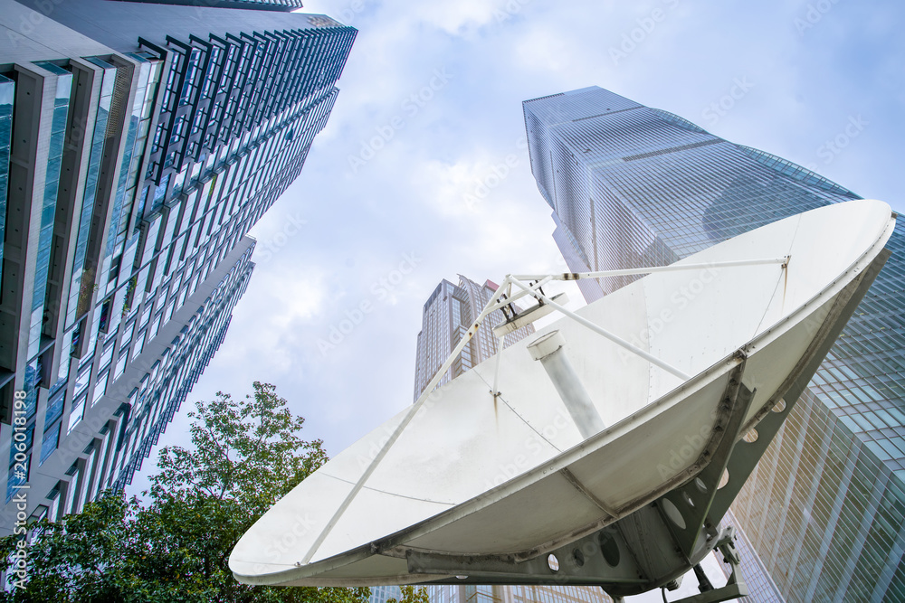 城市建筑景观和卫星接收器