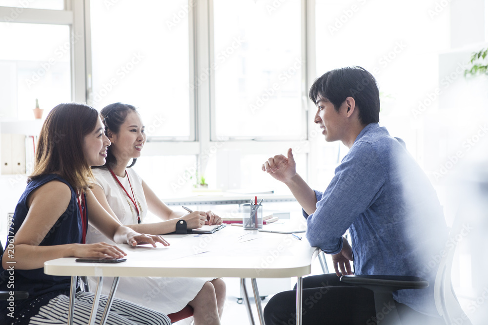 三人の会社員たちは会議している