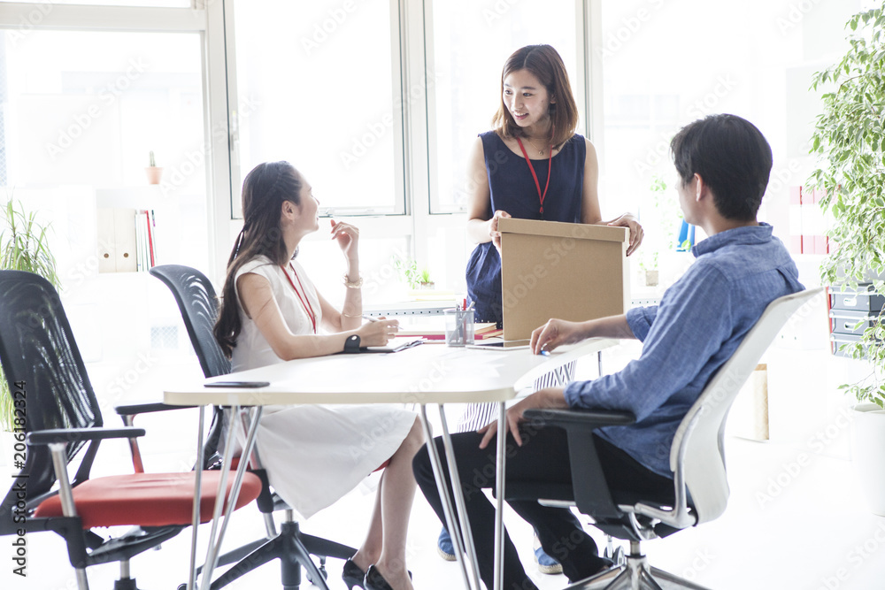 ダンボール箱を開けている女性社員