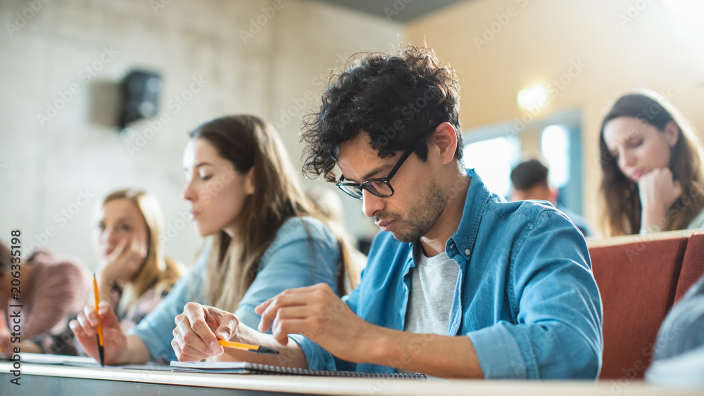 专注的西班牙裔学生在讲座中思考自己的锻炼。年轻人在联合国学习