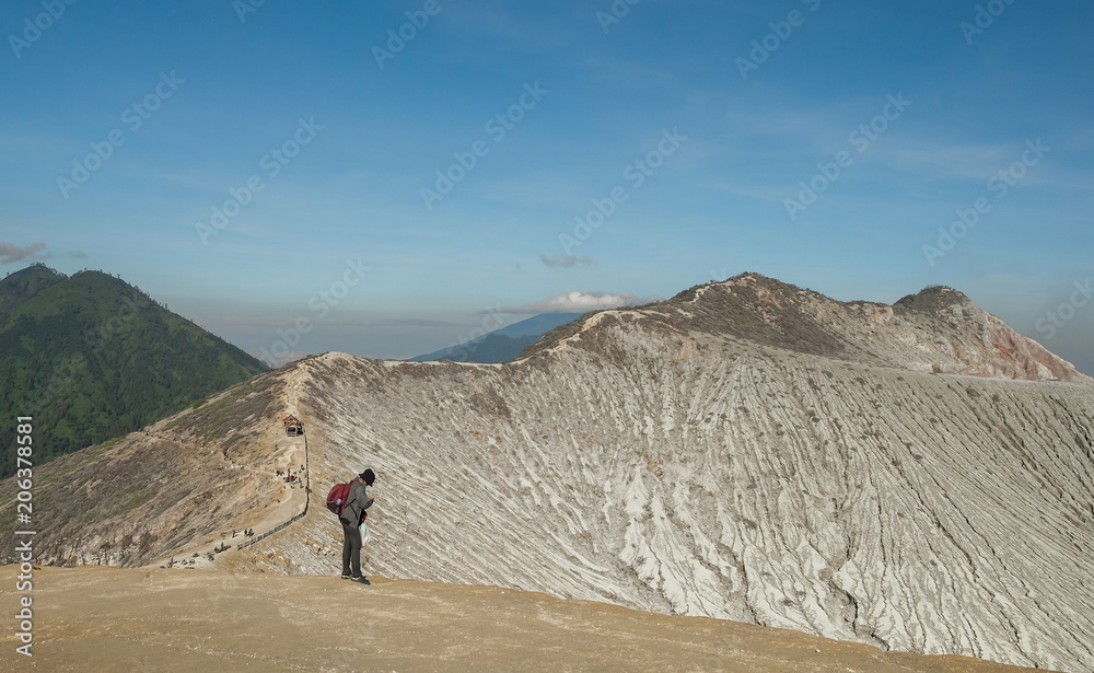 游客站在摄影和印尼风景优美的火山卡瓦伊仁。