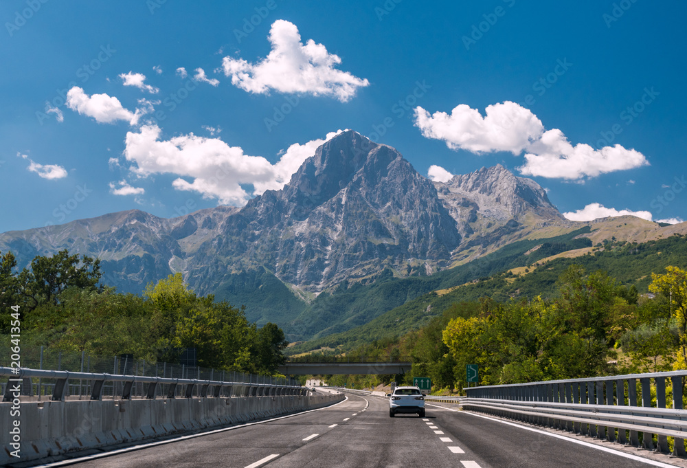 意大利的一条高速公路；背景是格兰萨索山