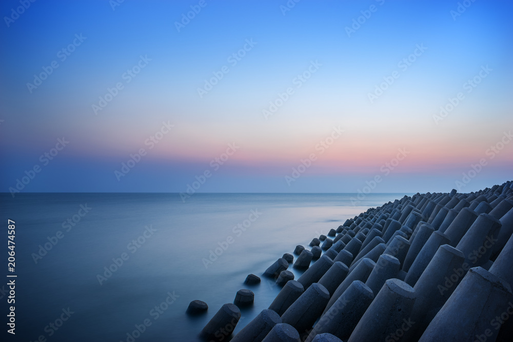 美丽日落的海边景色