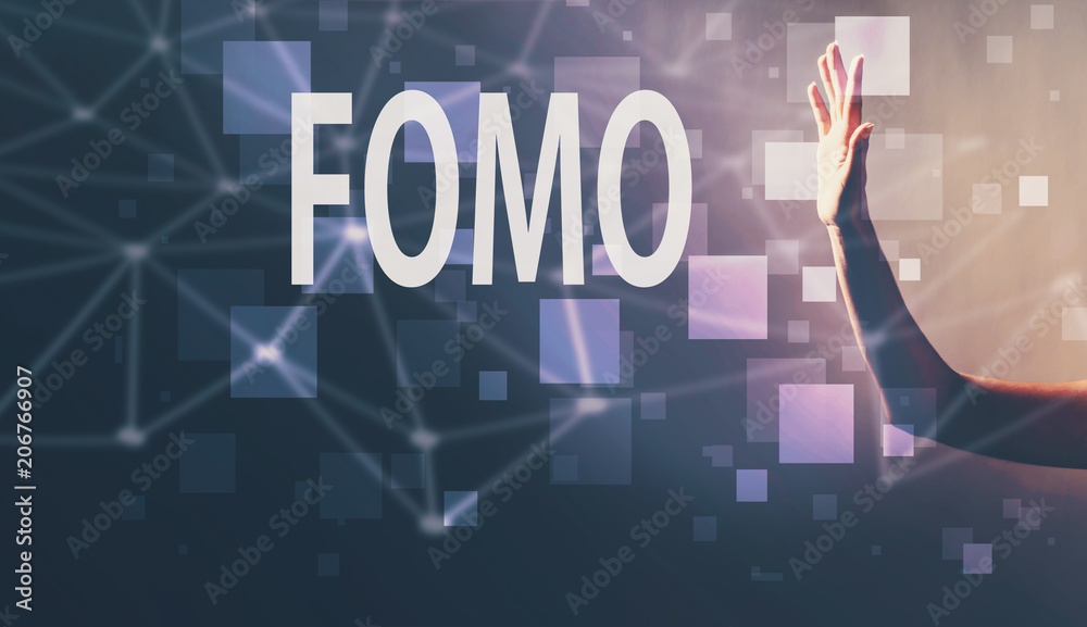 一只手在暗光背景下的FOMO