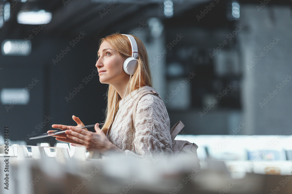 拥有音乐唱片的年轻梦想女孩