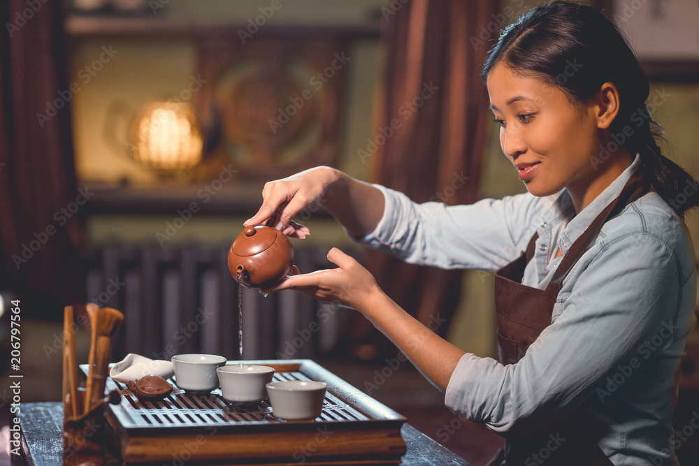 微笑茶师倒茶