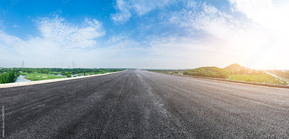 蓝天下空旷的柏油公路，全景尽收眼底