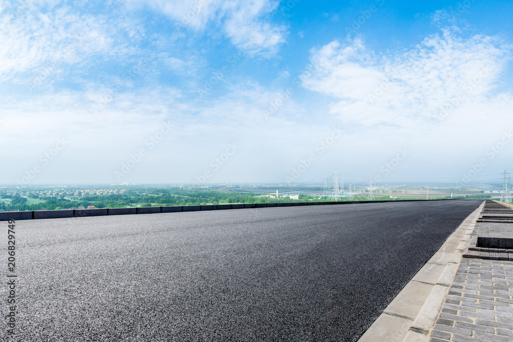 蓝天下空旷的柏油公路