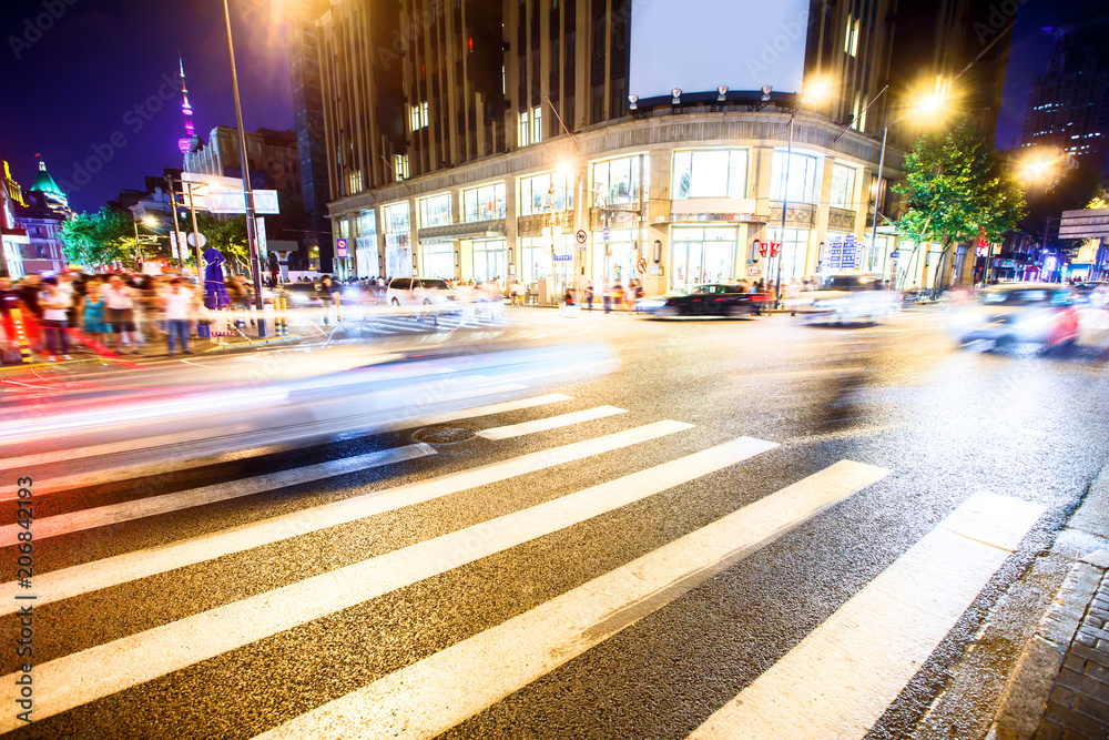 有斑马线和体育馆的拥挤道路