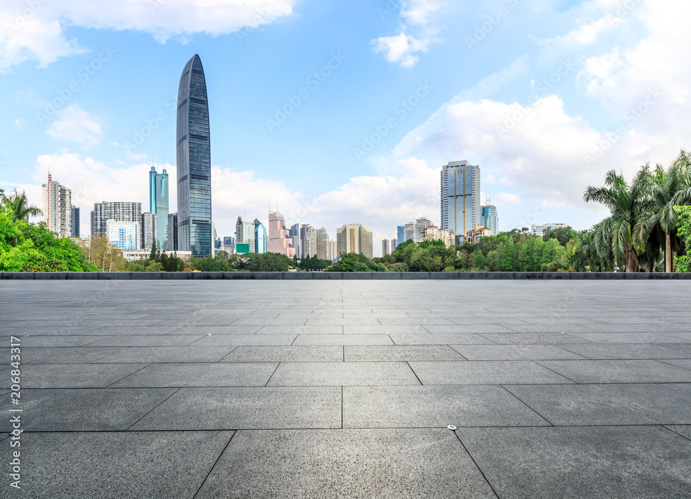 中国深圳空荡荡的广场楼层和现代化的城市天际线