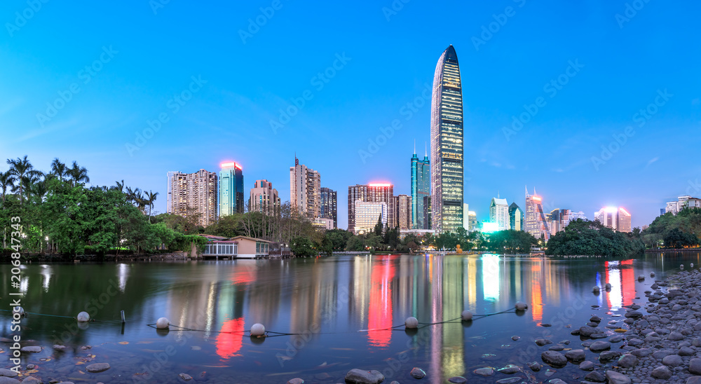 中国深圳现代城市天际线和夜晚的湖景