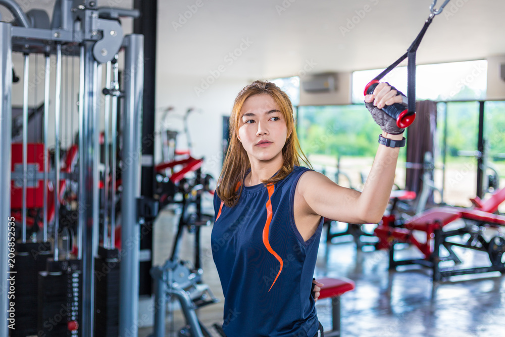 年轻的亚洲女性在当地健身房锻炼和进行健身训练