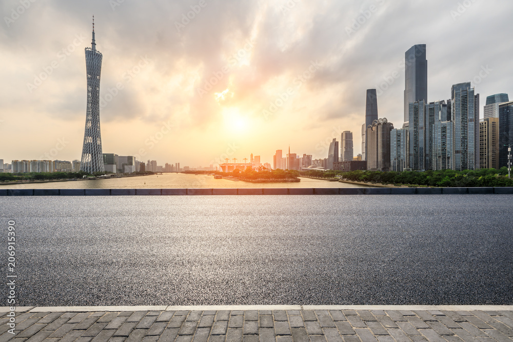 日落时分，中国广州的柏油路和现代城市天际线