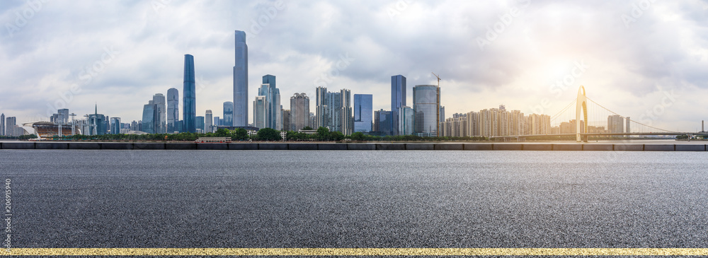 日落时分，中国广州的柏油路和现代城市天际线