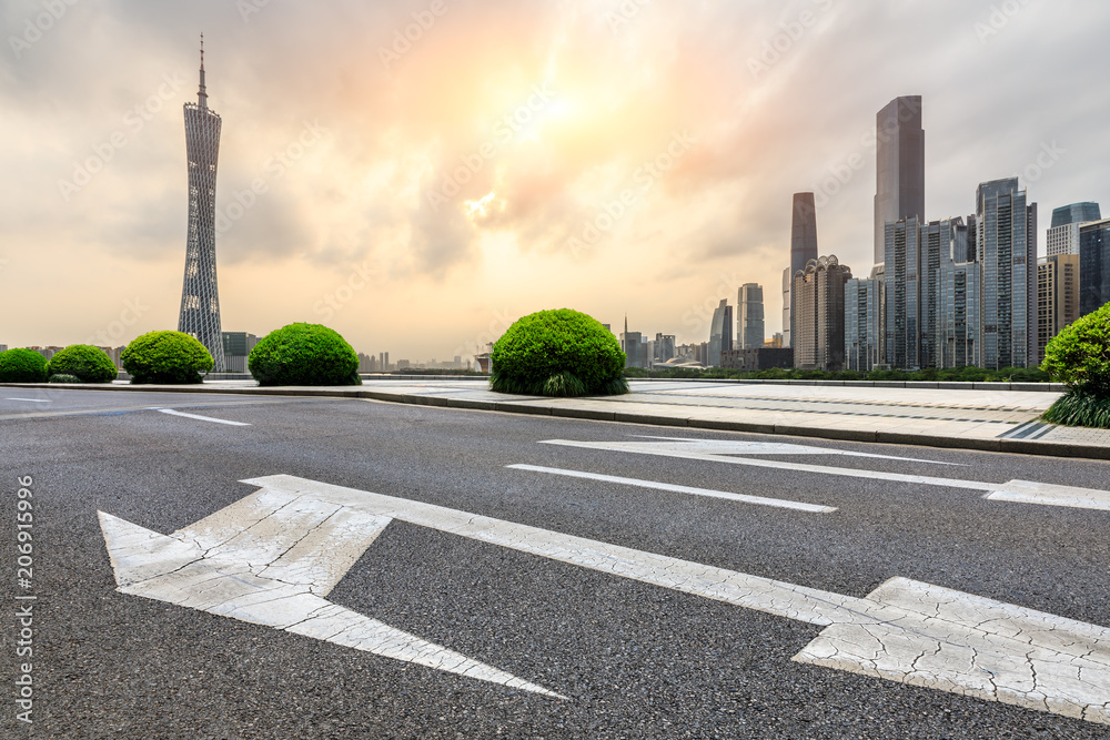 日落时分，中国广州的柏油路和现代城市天际线