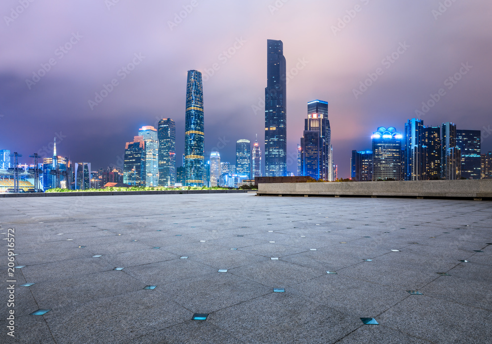 中国广州夜晚空旷的广场楼层和现代化的城市天际线