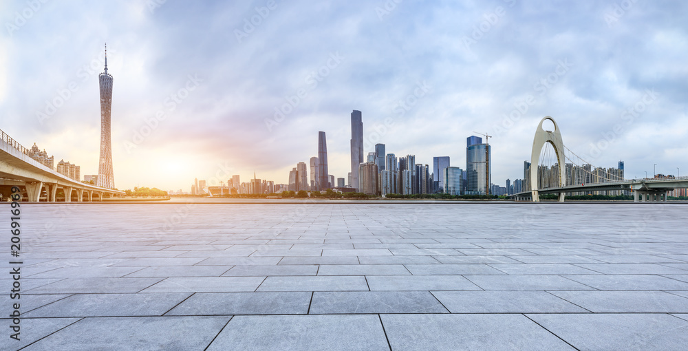 日落时分，中国广州的空旷广场和现代城市天际线