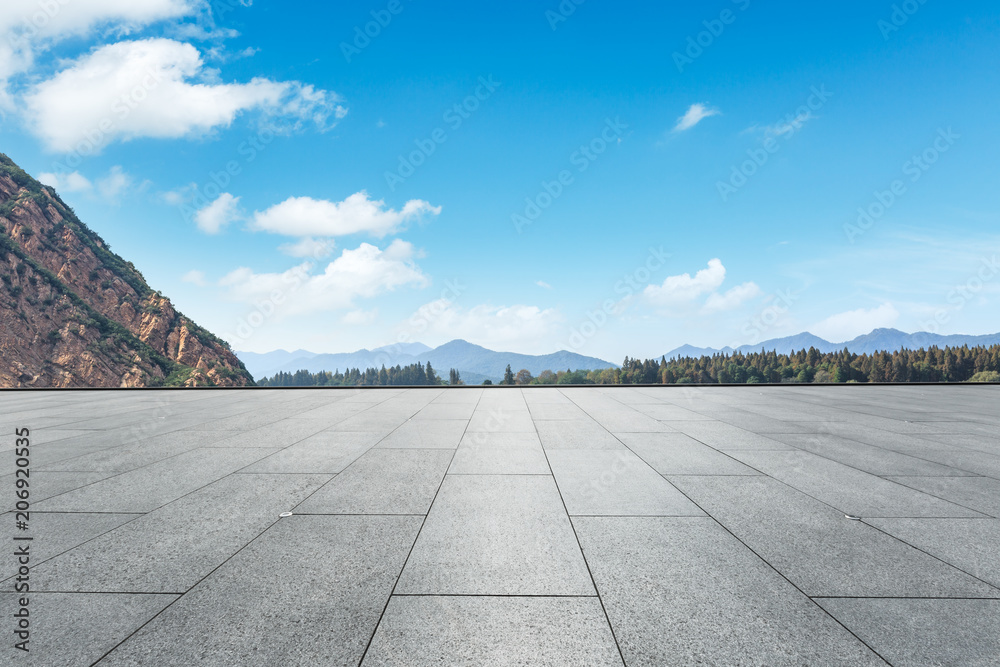 空荡荡的广场地板和天空乌云密布的山丘