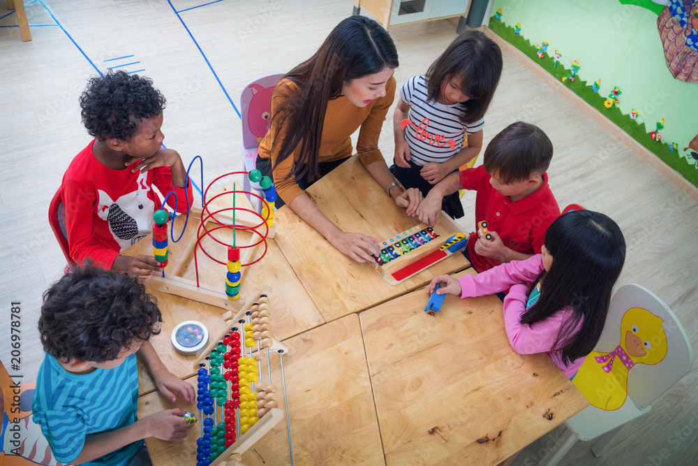 国际幼儿园的老师和学生玩玩具玩具