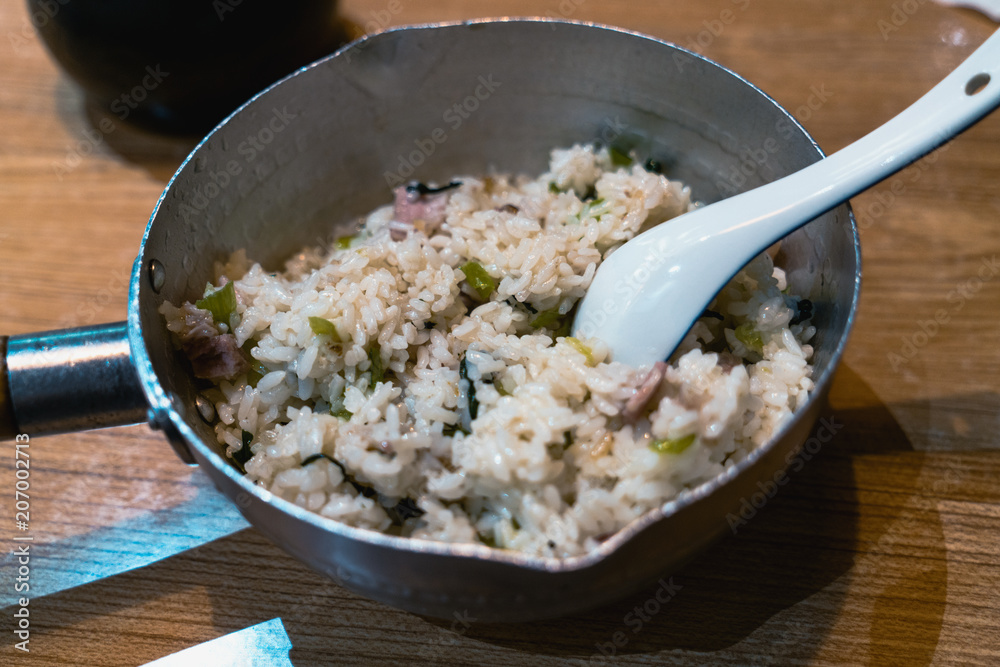 餐厅里的食物，炒饭