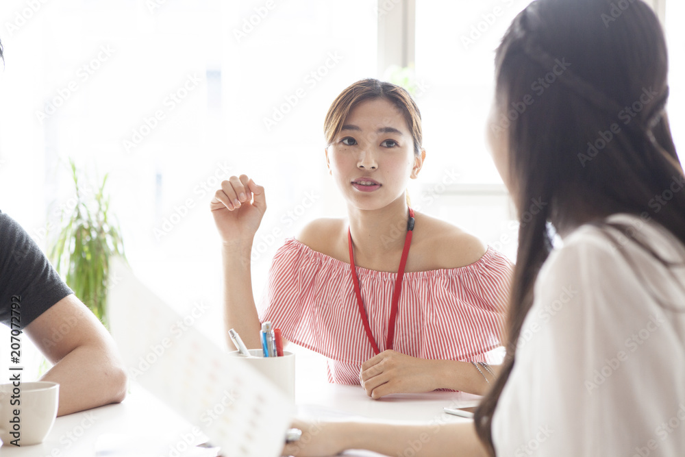 オフィスで会議をしている女性二人