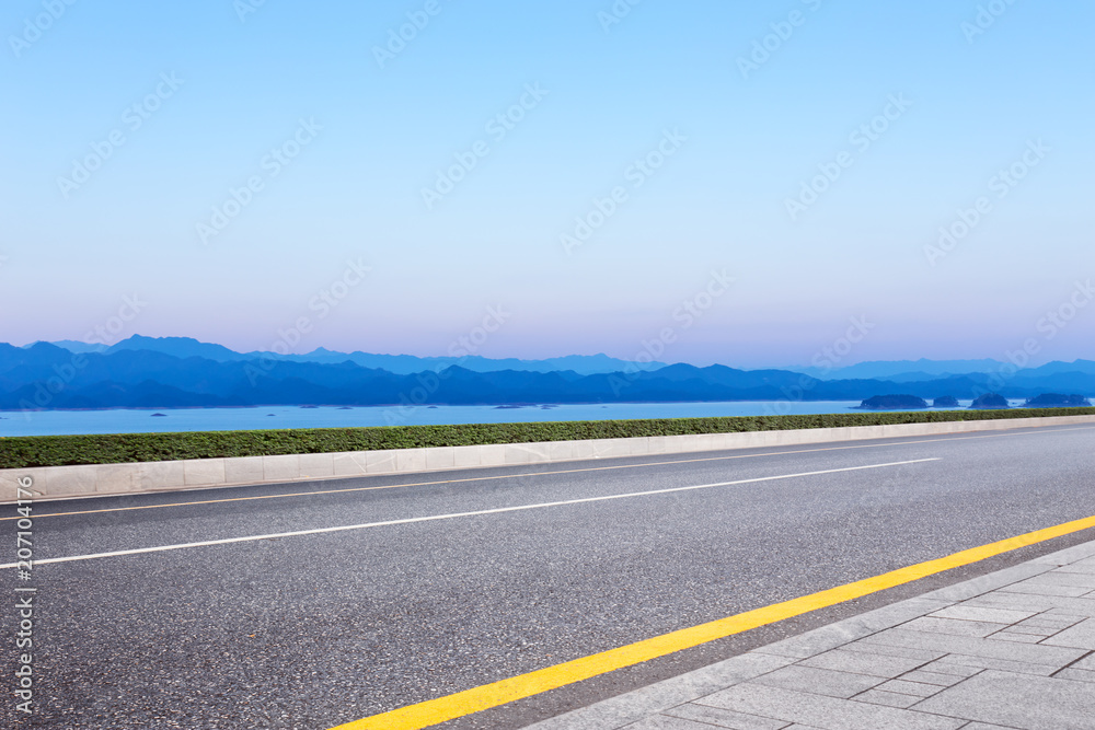 湖边白云蓝天柏油路