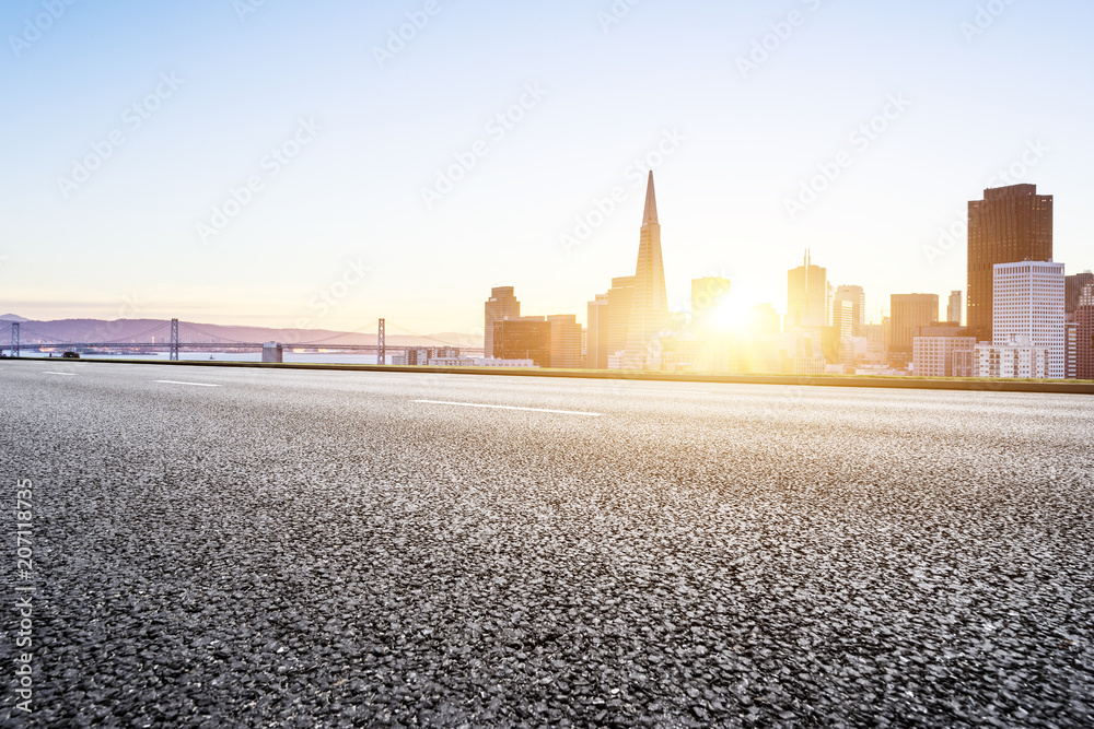 从空旷的柏油路看现代城市的城市景观