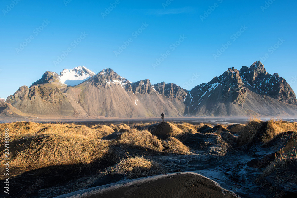 冰岛维斯特拉霍恩是岛上拍照最多的山脉之一。美丽的自然背景