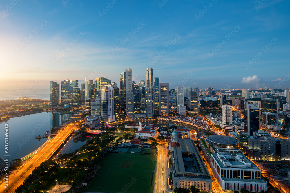 亚洲新加坡黄昏时分的新加坡商业区和城市鸟瞰图。