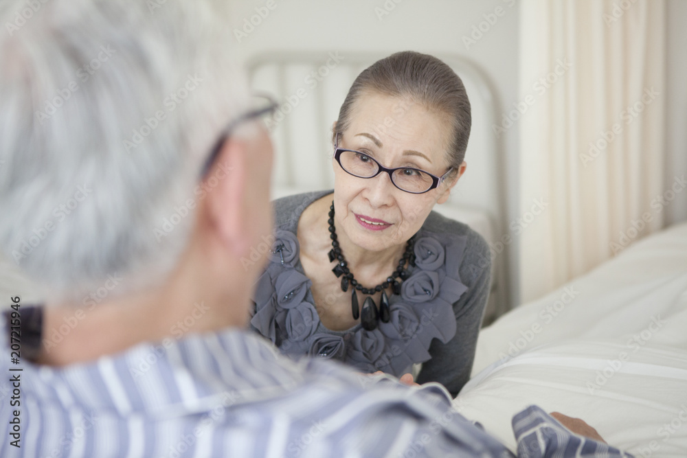 入院中の夫に付き添う、品のいい老婦人。