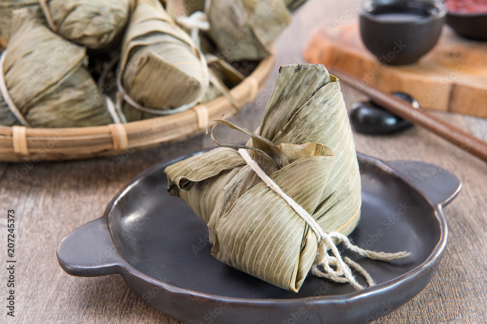 端午节，一个男人要吃粽子，这是亚洲的传统食物