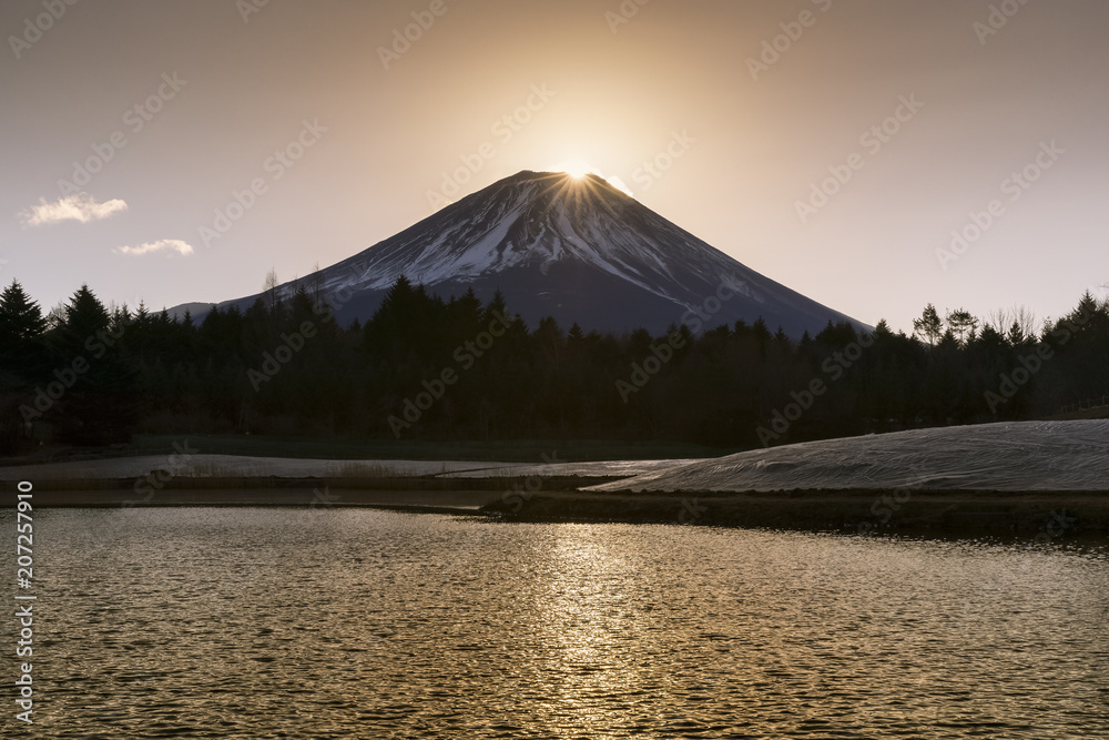 冬季富士钻石，落日与富士山顶交汇的景色