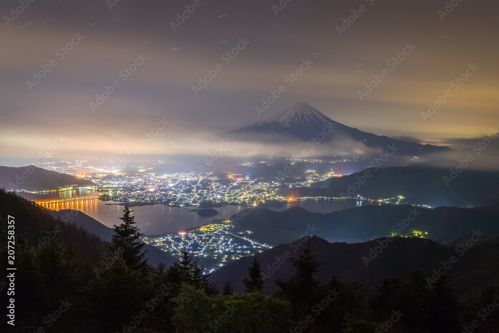 从新都洞观泊看富士山多云的天空和川口湖的夜景