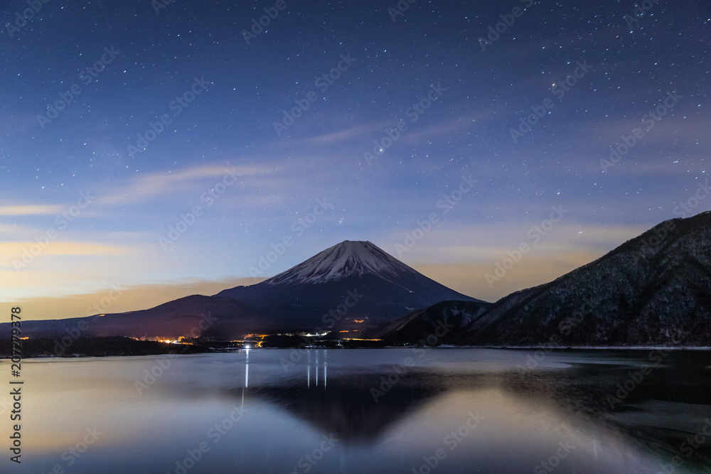 冬季清晨的本须湖和富士山。本须湖是最西部的