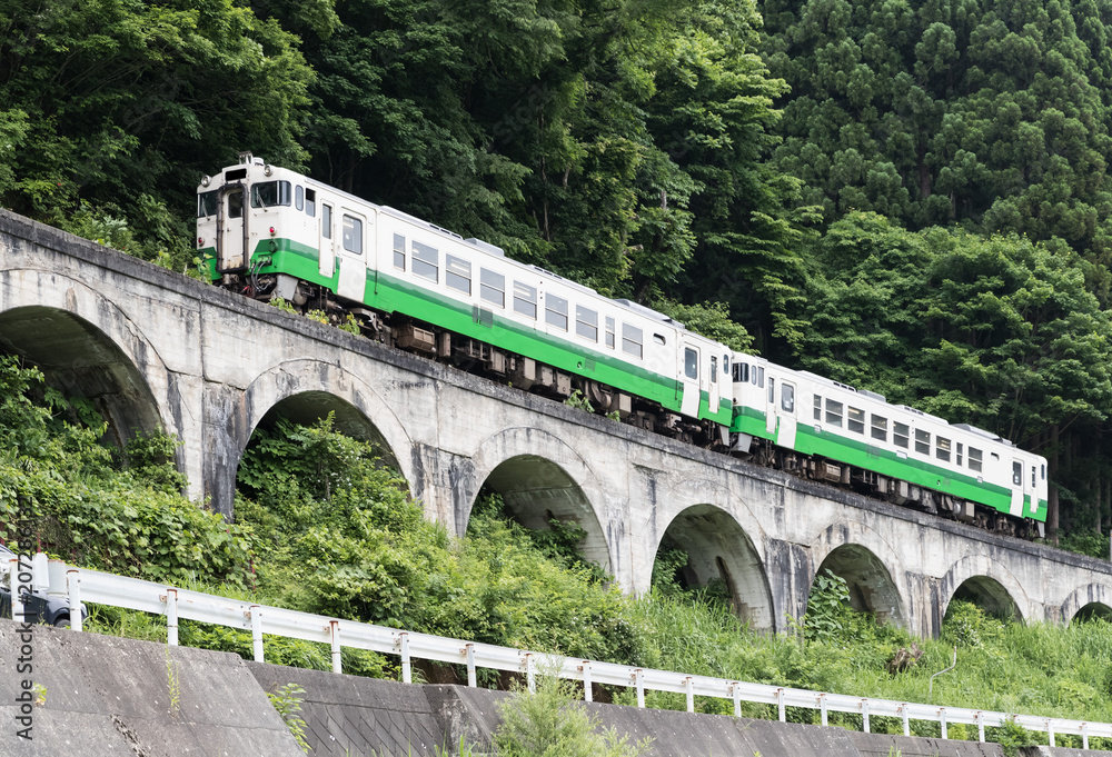 福岛县夏季多山铁路线。