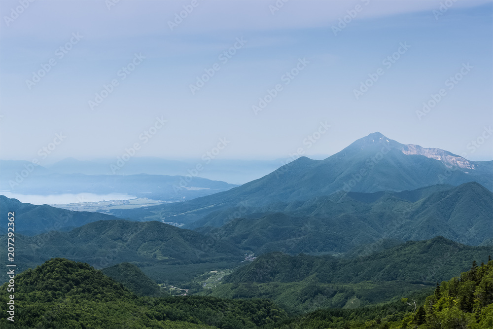 万代山在夏季。日本100座名山之一。