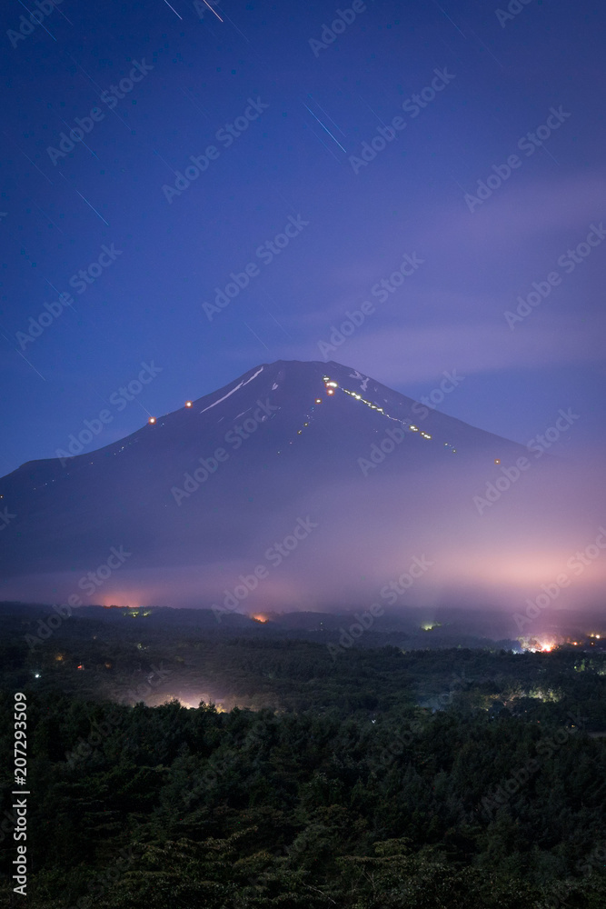 山中湖有云的富士山夜景