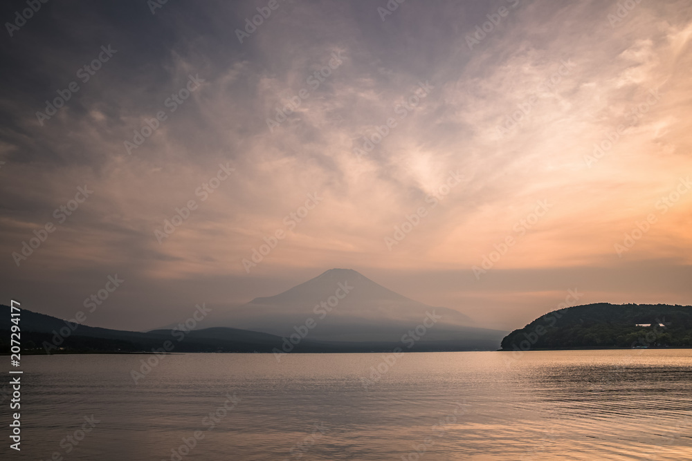 日落时山中湖的富士山倒影