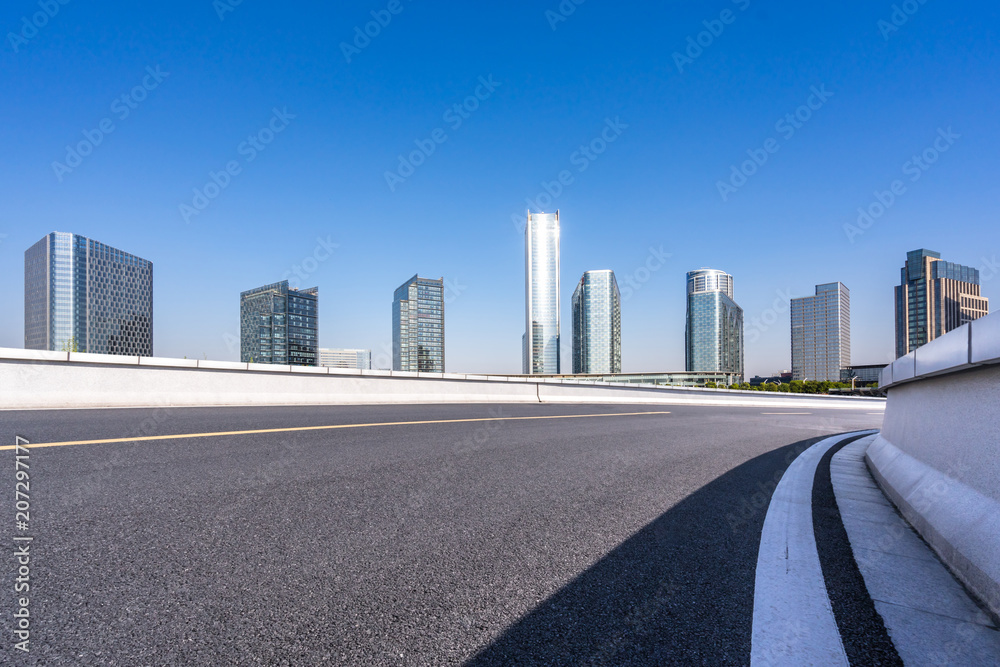 城市天际线，城市柏油路空无一人