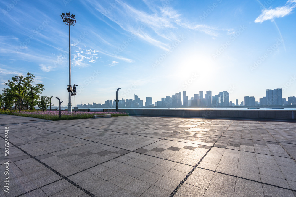 城市广场空层的城市天际线