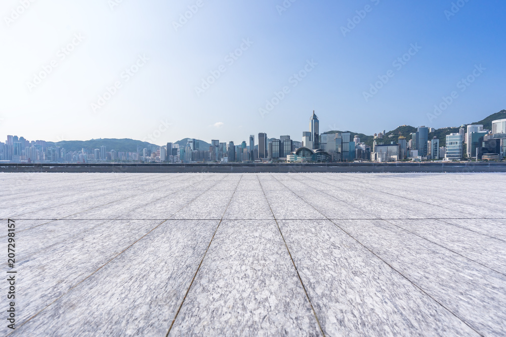 城市广场空层的城市天际线