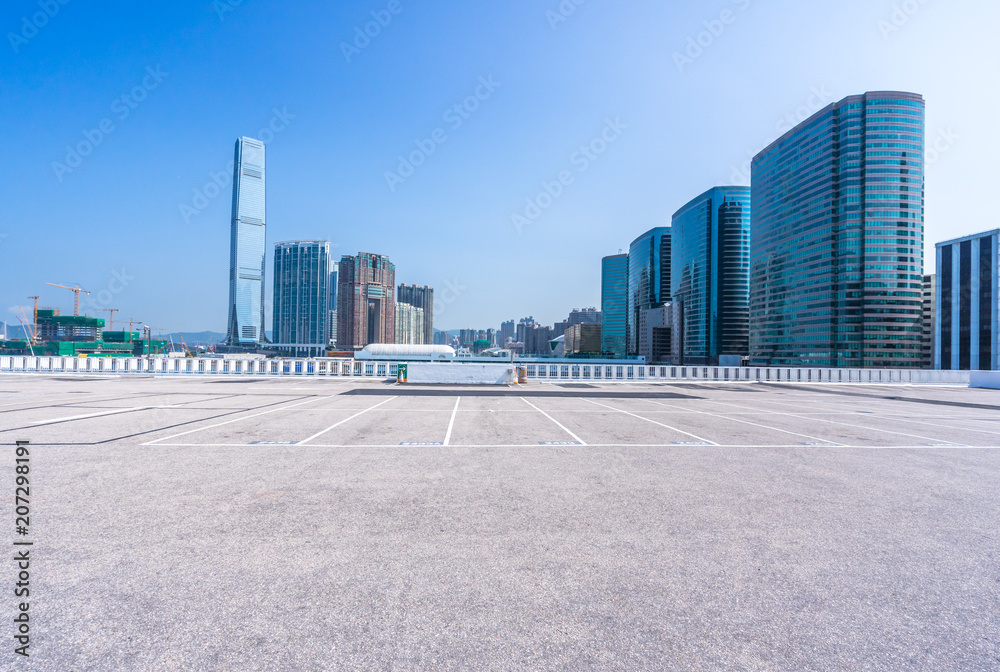 城市广场上空荡荡的城市天际线