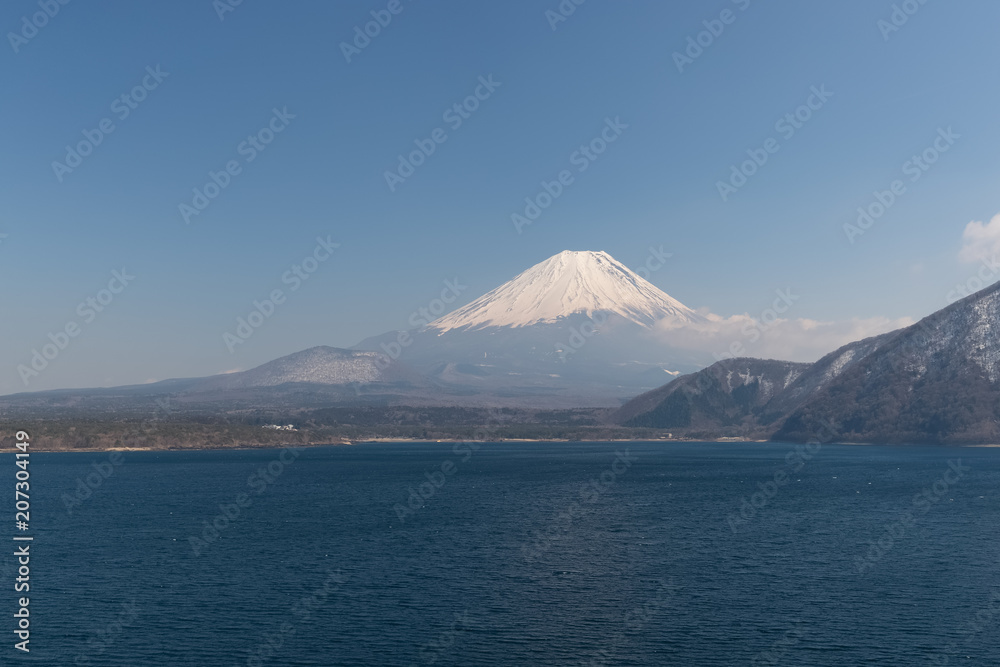 春天的富士山和Motosu湖。