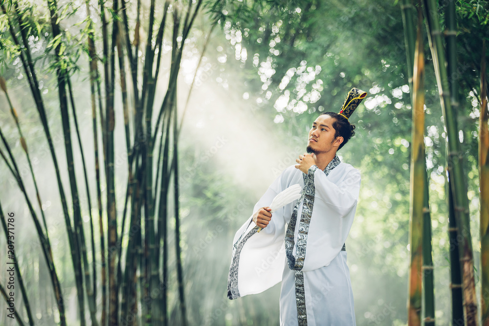 亚洲男人穿着传统的中国十二生肖概念孔明的话