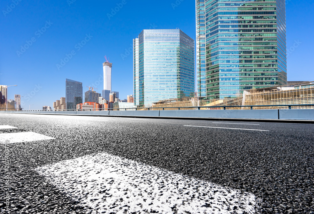 柏油路城市天际线