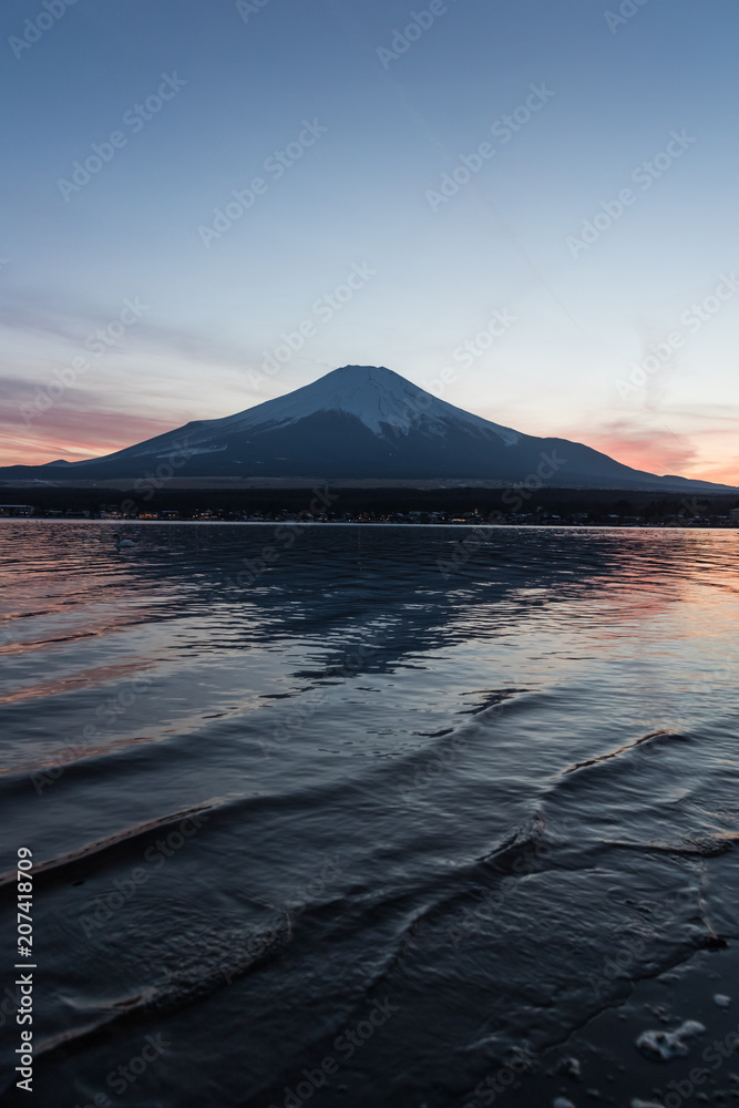 冬季傍晚富士山和山中湖的景色。山中湖是富士山中最大的