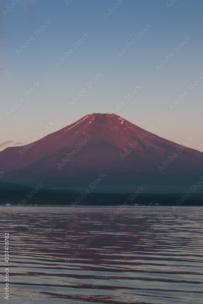 赤富士，夏日日出时的红色富士山