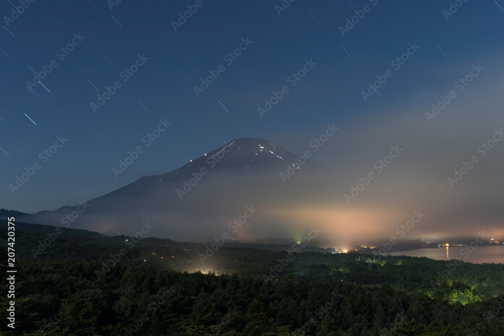 山中湖有云的富士山夜景