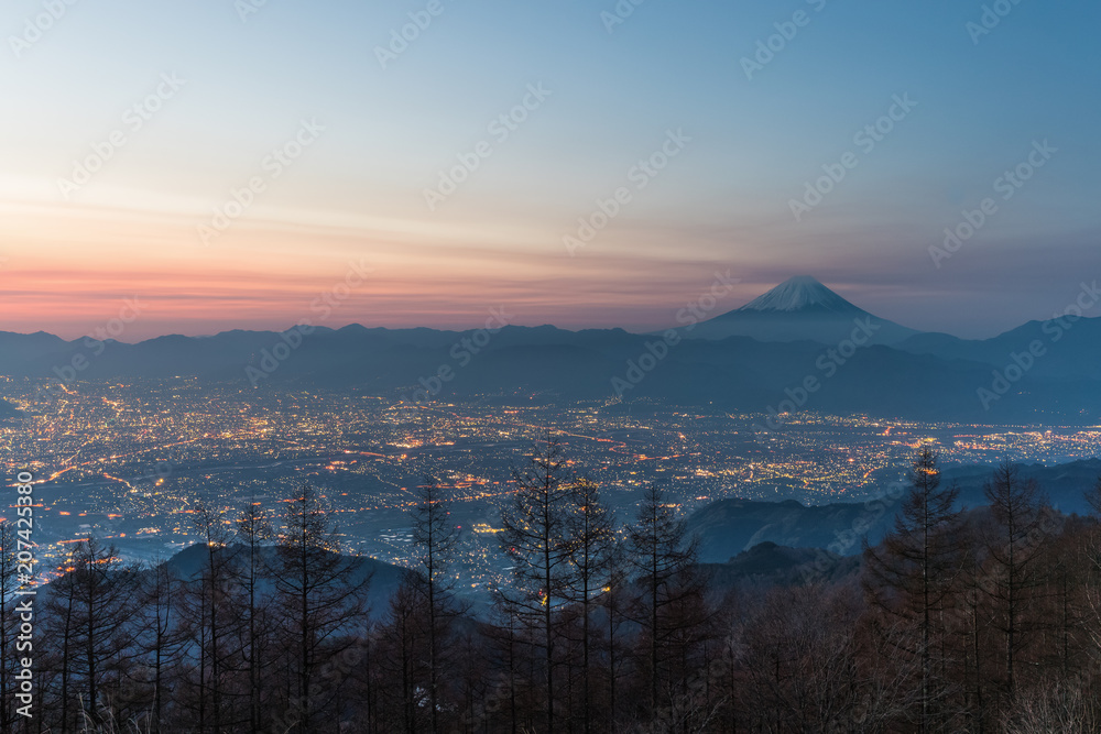 富士山和高富市，从阿玛里山的角度可以看到日出的天空。